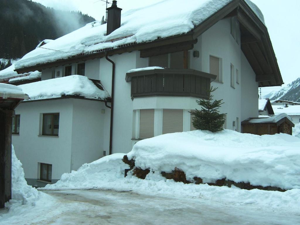 Hotel Haus Dorfschmied Flirsch Exterior foto